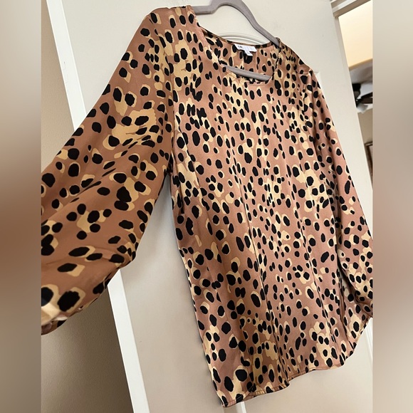 DR2 Designer Satin Tan and Black Pattern Print Blouse Women’s Size Large - Picture 7 of 16